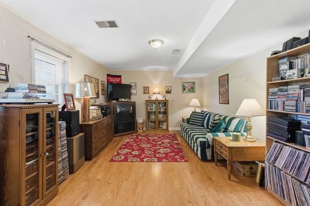 914 PEBBLE SPRINGS DR, Bolivar, TN 38008