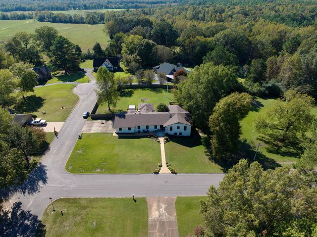 914 PEBBLE SPRINGS DR, Bolivar, TN 38008