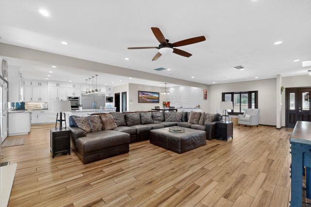 2040 Calle Pajaro Azul NW, Albuquerque, NM 87120
