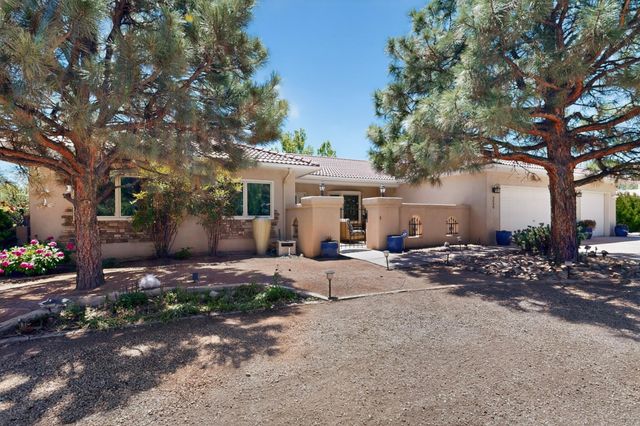2040 Calle Pajaro Azul NW, Albuquerque, NM 87120