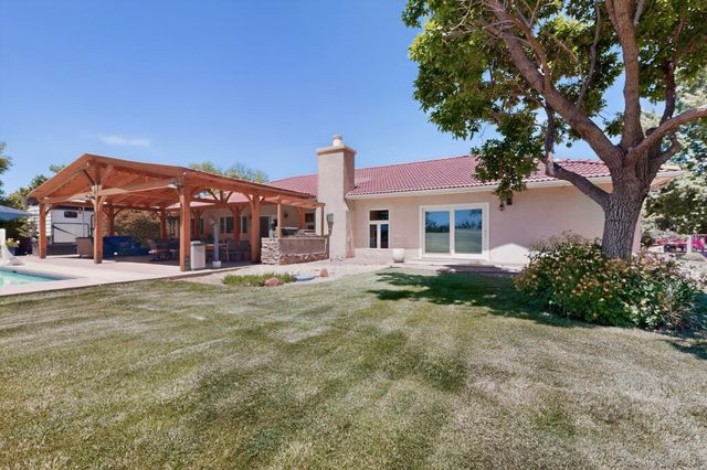 2040 Calle Pajaro Azul NW, Albuquerque, NM 87120