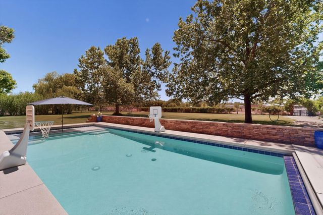 2040 Calle Pajaro Azul NW, Albuquerque, NM 87120