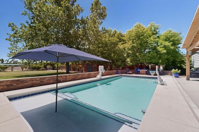 2040 Calle Pajaro Azul NW, Albuquerque, NM 87120