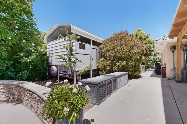 2040 Calle Pajaro Azul NW, Albuquerque, NM 87120