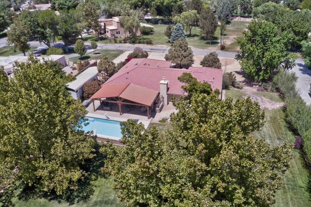 2040 Calle Pajaro Azul NW, Albuquerque, NM 87120