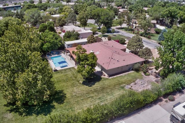 2040 Calle Pajaro Azul NW, Albuquerque, NM 87120