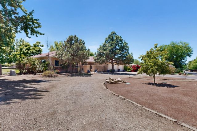2040 Calle Pajaro Azul NW, Albuquerque, NM 87120
