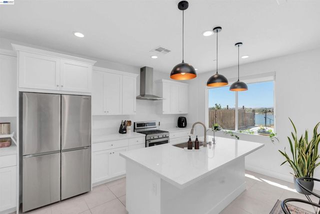 3098 Mulholland Dr, Lathrop, CA 95330
