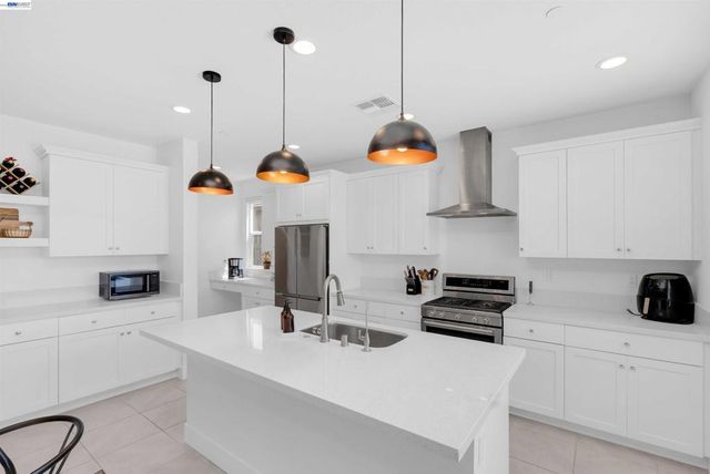 3098 Mulholland Dr, Lathrop, CA 95330