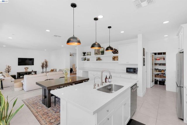 3098 Mulholland Dr, Lathrop, CA 95330