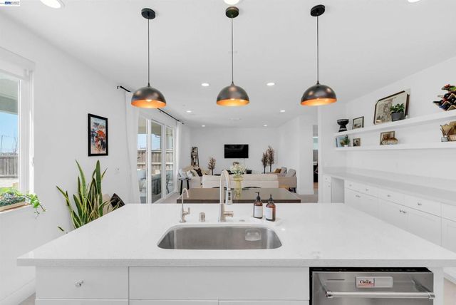 3098 Mulholland Dr, Lathrop, CA 95330