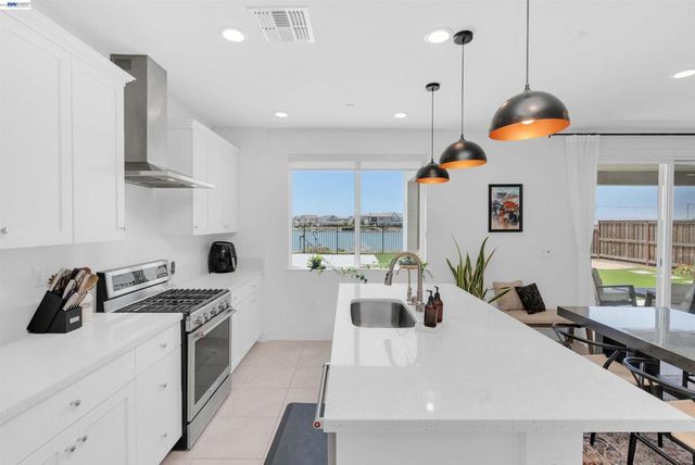 3098 Mulholland Dr, Lathrop, CA 95330