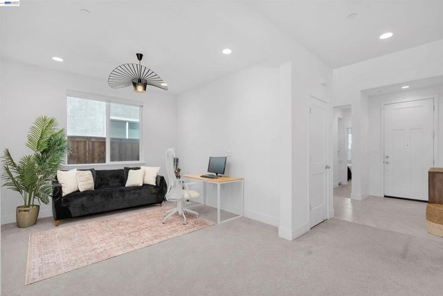 3098 Mulholland Dr, Lathrop, CA 95330