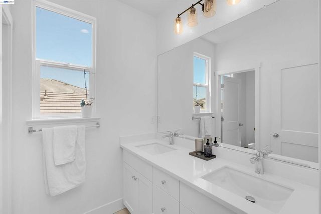 3098 Mulholland Dr, Lathrop, CA 95330