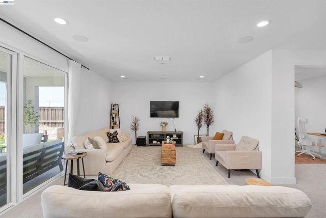3098 Mulholland Dr, Lathrop, CA 95330