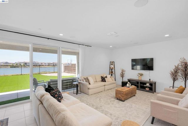 3098 Mulholland Dr, Lathrop, CA 95330