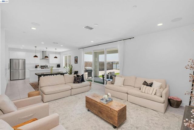 3098 Mulholland Dr, Lathrop, CA 95330