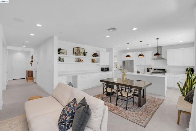 3098 Mulholland Dr, Lathrop, CA 95330