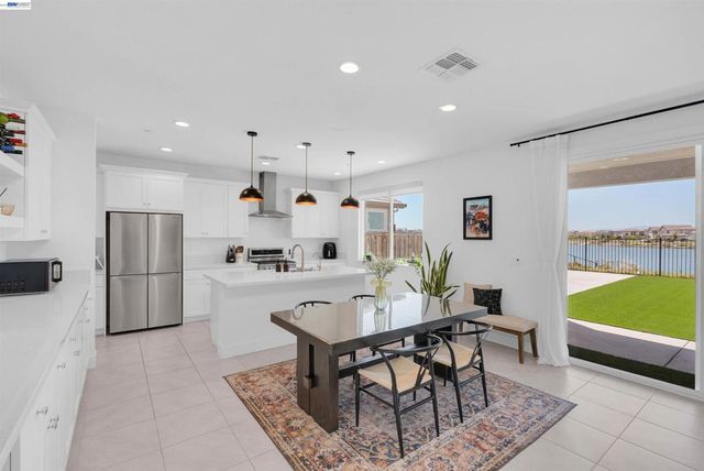 3098 Mulholland Dr, Lathrop, CA 95330