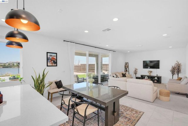 3098 Mulholland Dr, Lathrop, CA 95330