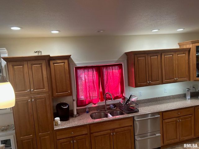 708 W MARKET Street, Taylorville, IL 62568