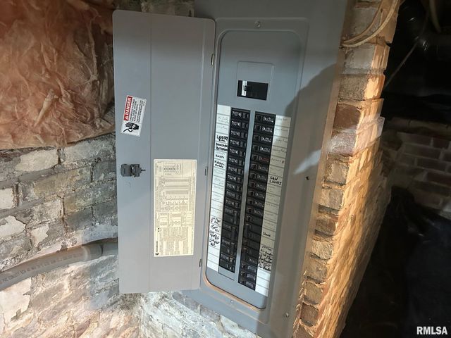 708 W MARKET Street, Taylorville, IL 62568