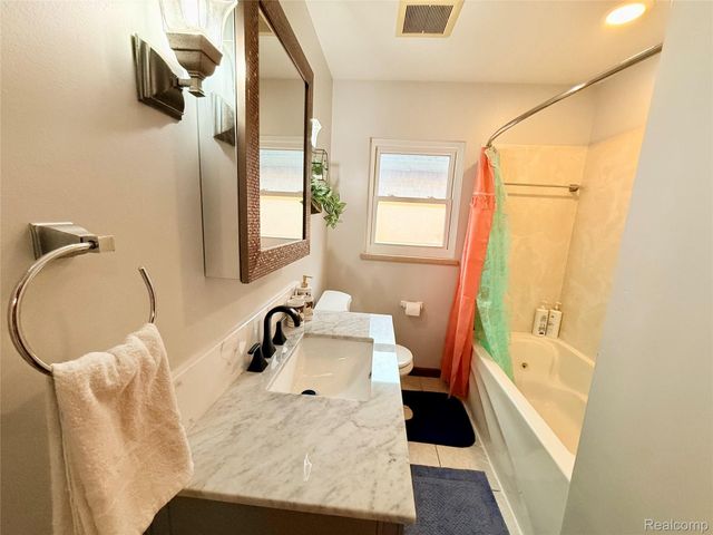 8152 Potomac, Center Line, MI 48015