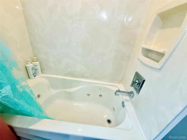8152 Potomac, Center Line, MI 48015