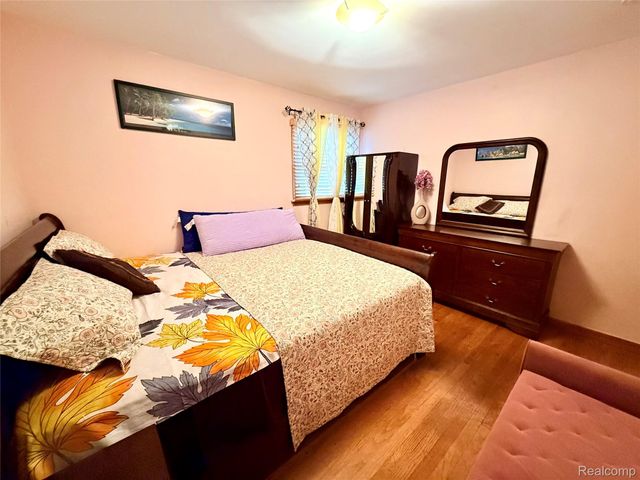 8152 Potomac, Center Line, MI 48015