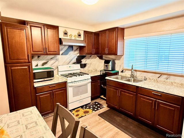 8152 Potomac, Center Line, MI 48015