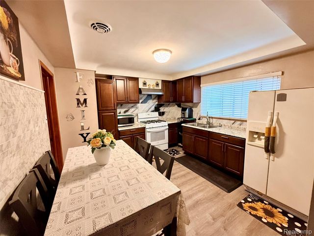 8152 Potomac, Center Line, MI 48015