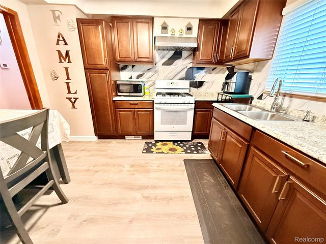 8152 Potomac, Center Line, MI 48015