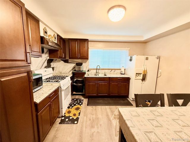 8152 Potomac, Center Line, MI 48015