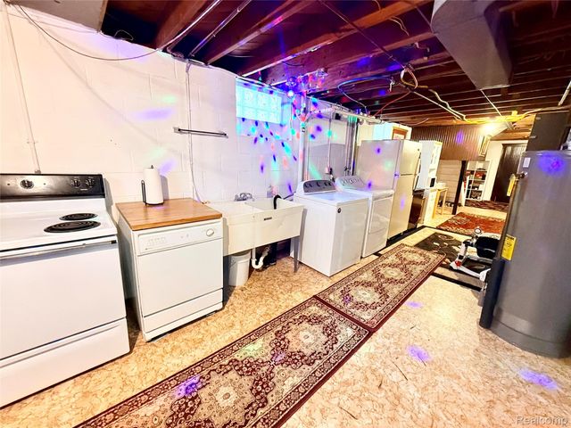 8152 Potomac, Center Line, MI 48015