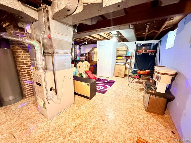 8152 Potomac, Center Line, MI 48015