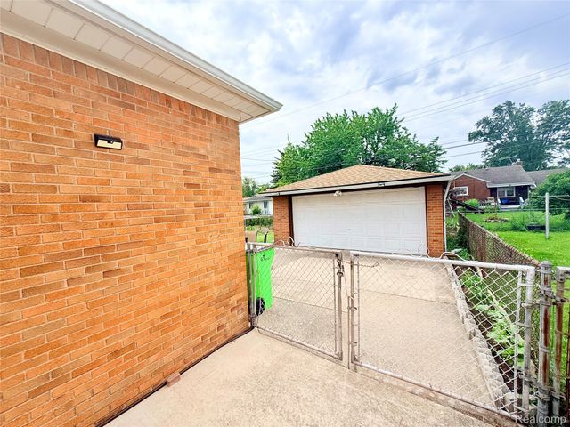 8152 Potomac, Center Line, MI 48015