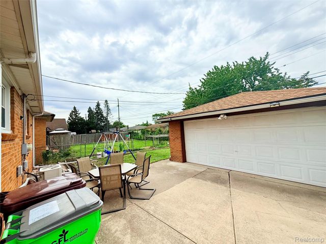 8152 Potomac, Center Line, MI 48015