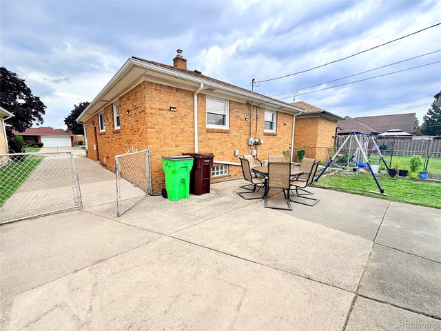 8152 Potomac, Center Line, MI 48015