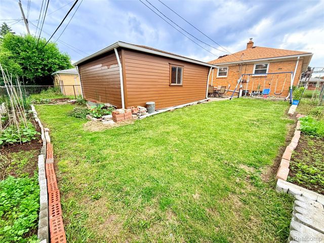8152 Potomac, Center Line, MI 48015