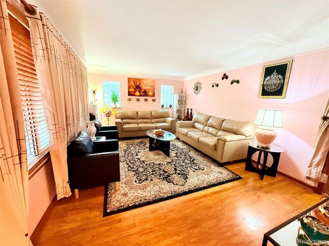 8152 Potomac, Center Line, MI 48015