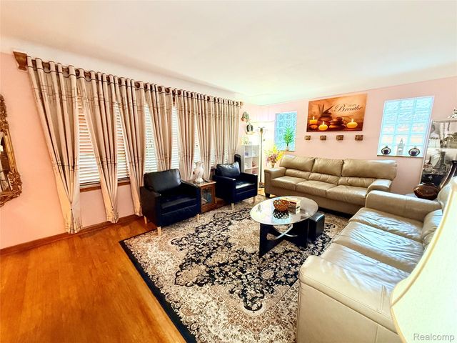 8152 Potomac, Center Line, MI 48015