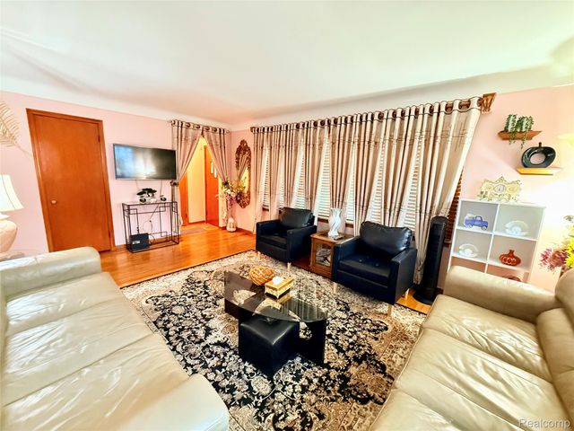 8152 Potomac, Center Line, MI 48015