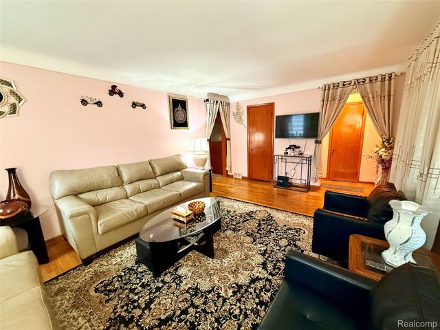 8152 Potomac, Center Line, MI 48015