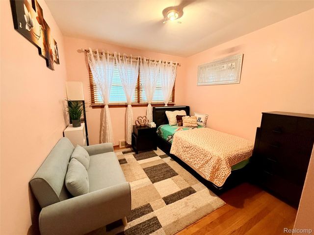8152 Potomac, Center Line, MI 48015
