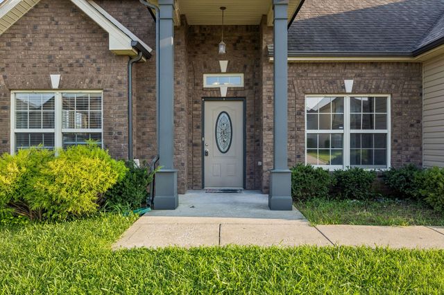 1004 Thrasher Dr, Clarksville, TN 37040