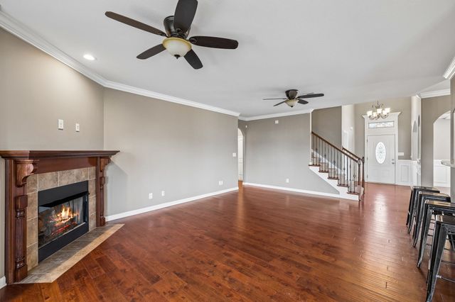 1004 Thrasher Dr, Clarksville, TN 37040
