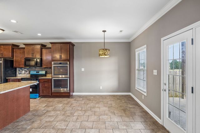 1004 Thrasher Dr, Clarksville, TN 37040