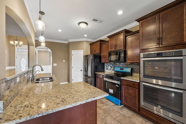 1004 Thrasher Dr, Clarksville, TN 37040