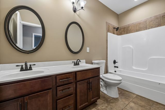 1004 Thrasher Dr, Clarksville, TN 37040