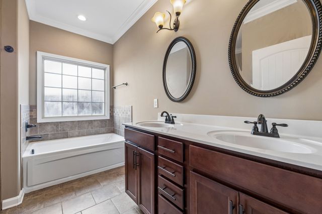 1004 Thrasher Dr, Clarksville, TN 37040